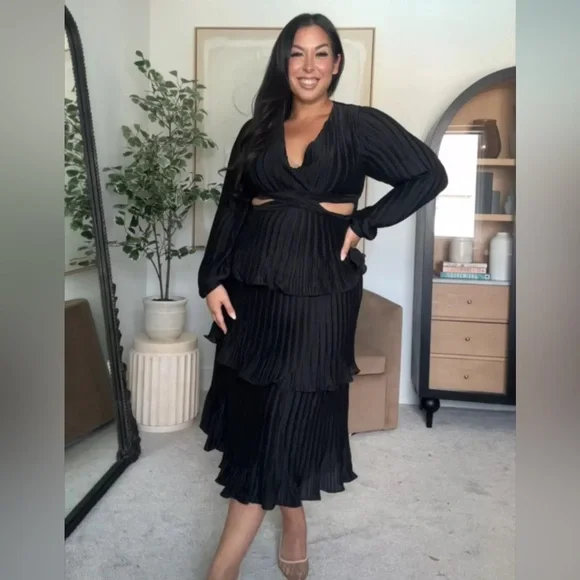 NEW! Petal & Pup Pippa Long Sleeve Midi Pleated Dress Black Size Large - Picture 2 of 8